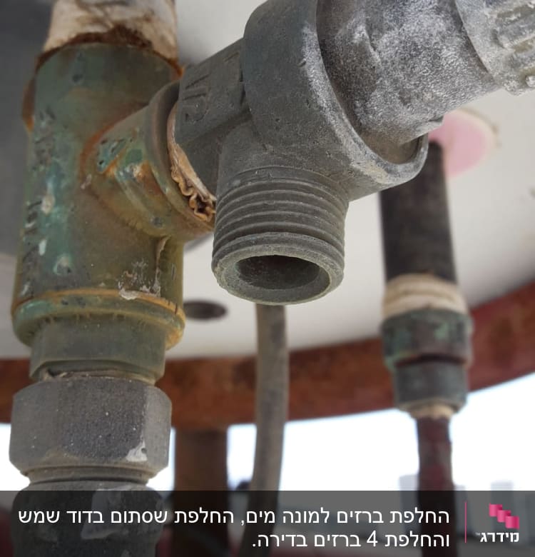 צינור מתכת עם חיבורים חלודים ומחברים